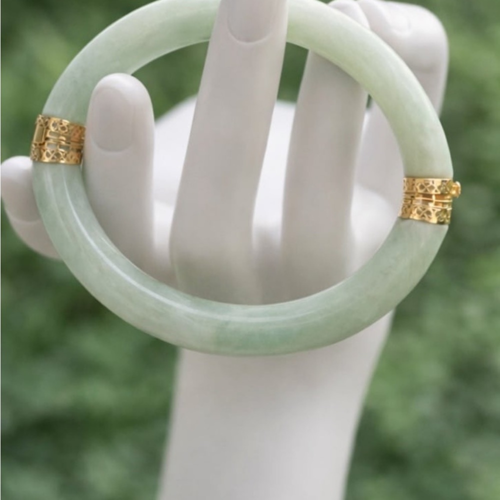 Beautiful 14k Gold & Jadeite / Jade Bangle
Bracelet made in China. - Picture 7 of 15